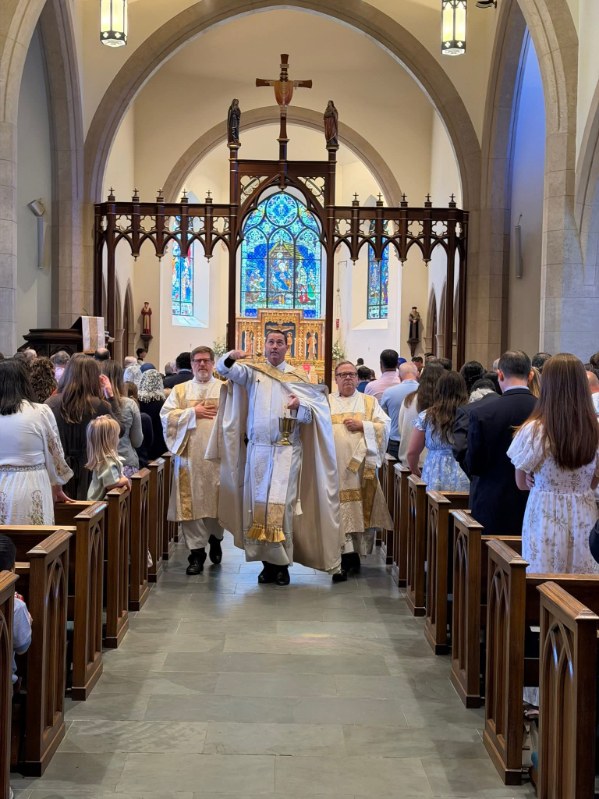 May 2026 - Vidi Aquam: Sprinkling the people with the Holy Water